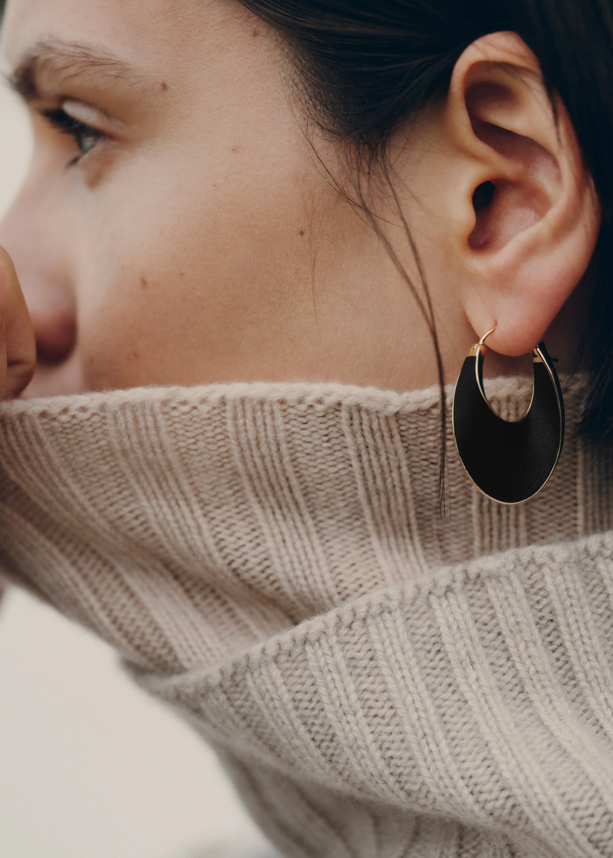 Éole Slim Hoop Earrings - Black Leather - Image 2