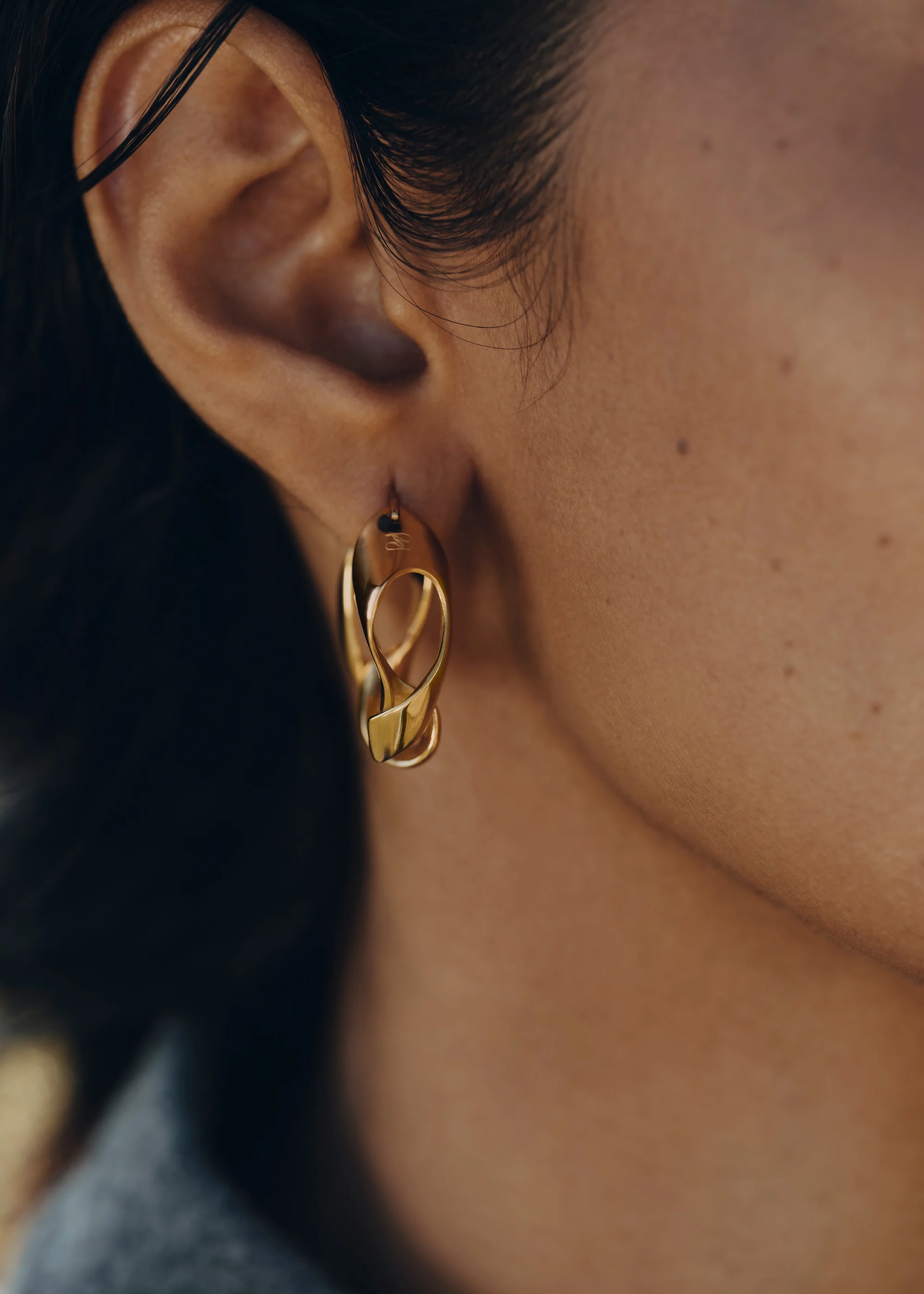 Éole Wavy Hoop Earrings - 24 carat gold-gilded - Image 2