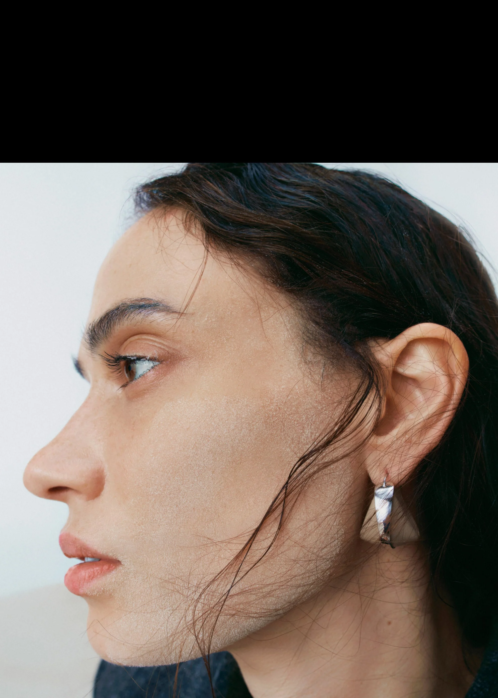 Ormé Hoop Earrings - Silver in rhodium with Taupe Leather - Image 3